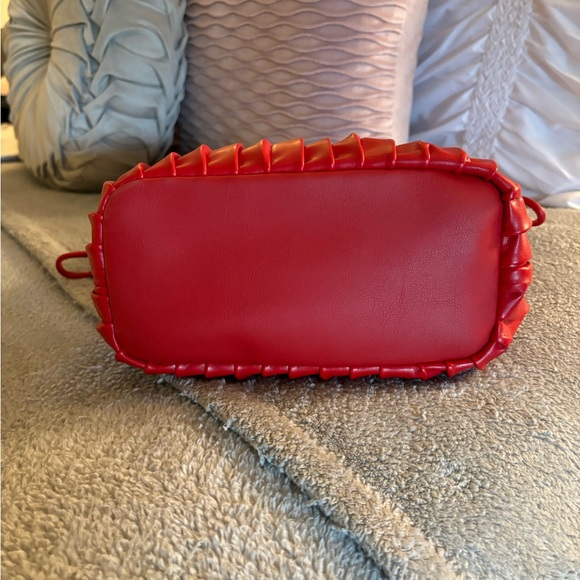 Vera Wang Barrel Bag - Picture 6 of 6